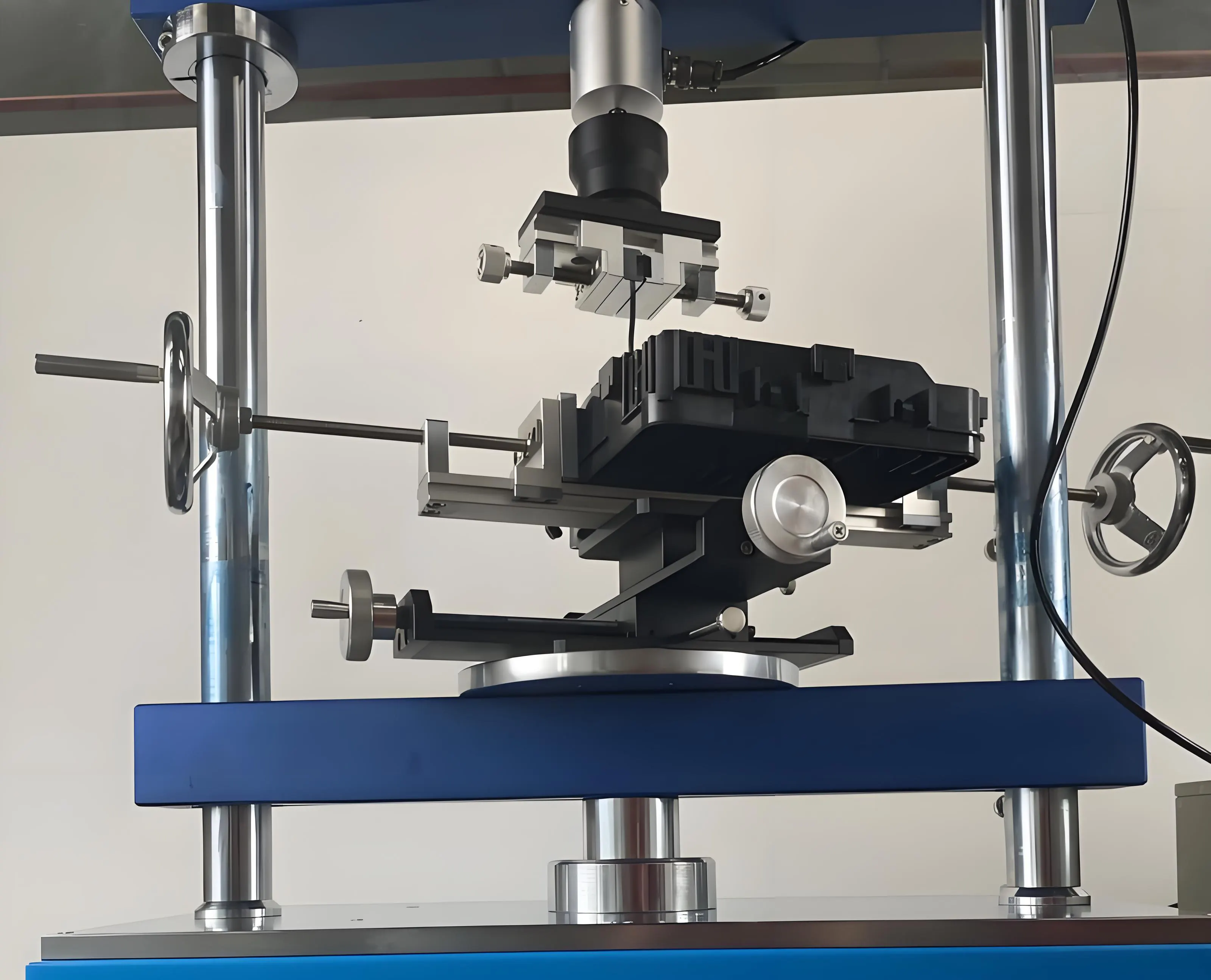 Connector insertion and extraction force test